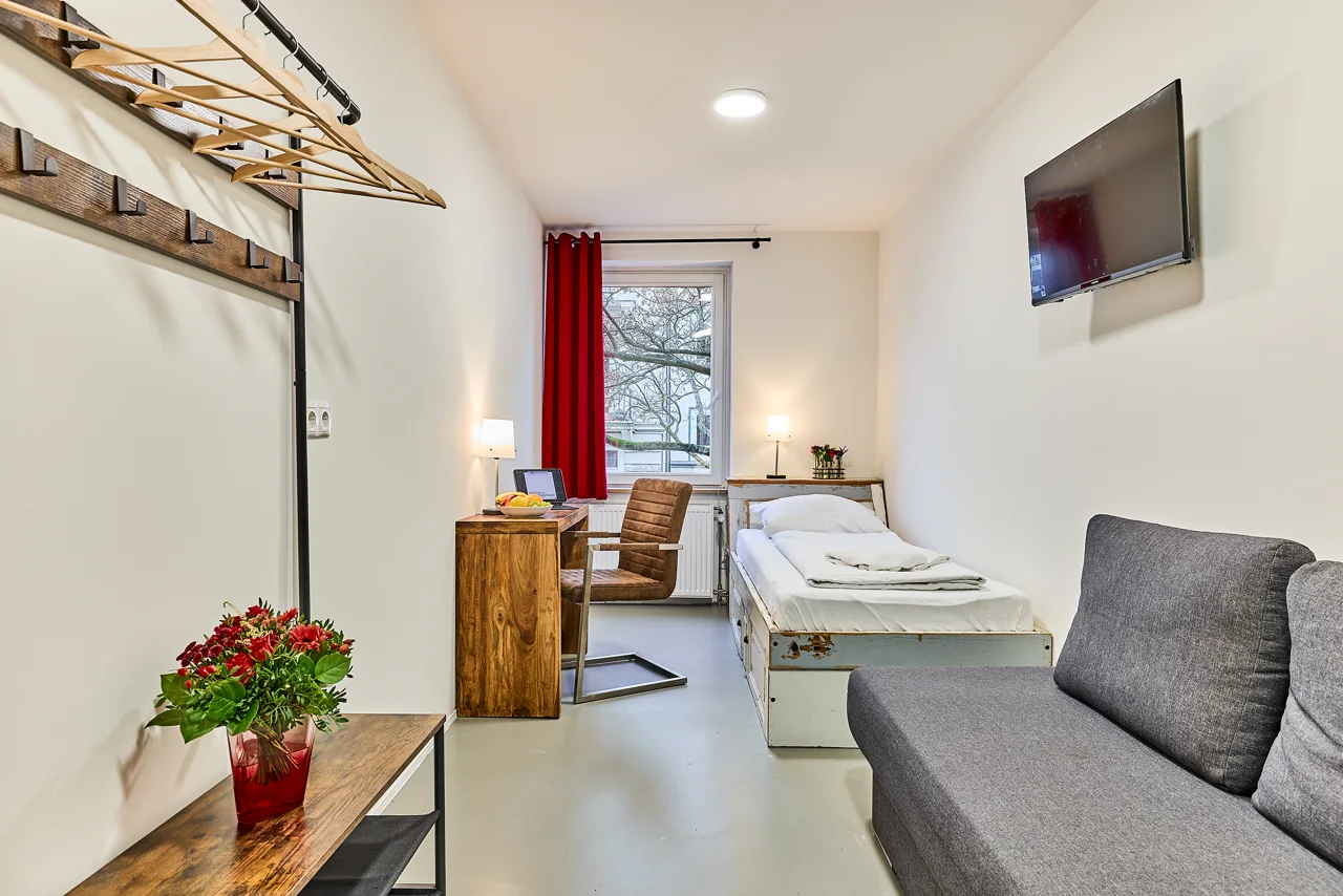 Möbliertes Apartment mit Bett, Sofa und Arbeitsplatz am ehemaligen Standort Martin-Luther-King-Platz